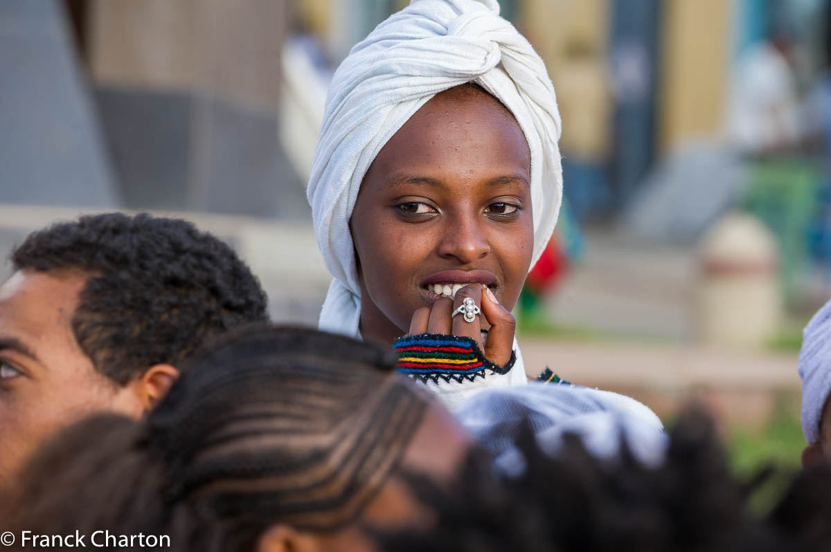Beauté amharique observant la procession