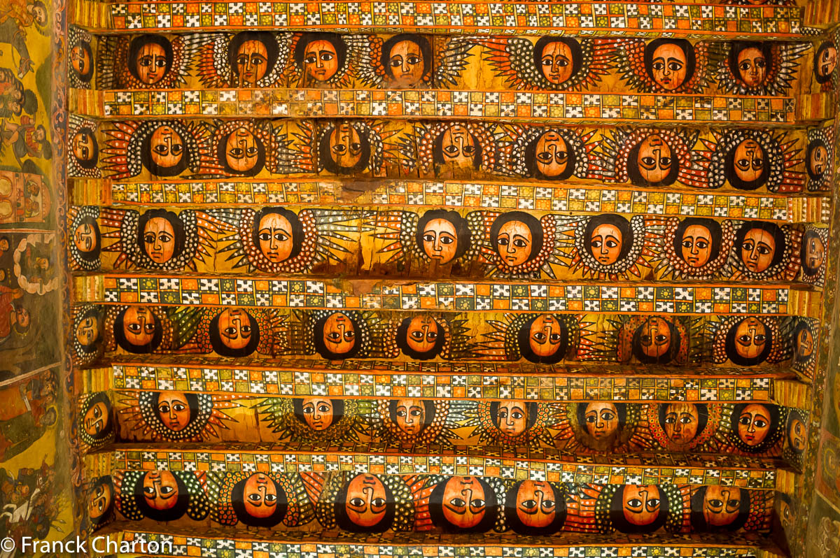 Plafond de l’église Debre Berhan Selassié, entièrement peint de têtes d’ange semblant écouter les oraisons récitées