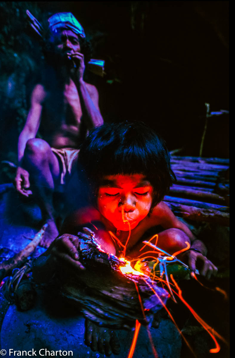 Le jeune Toruk, tel un Mowgli Wana, apprend à faire du feu.   