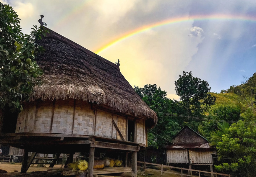Maison du village Katu de Lang Aur © Jonathan Morana
