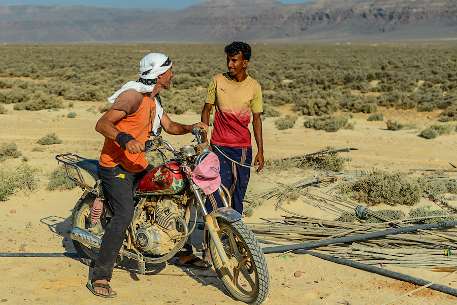 Socotri intrigué par la moto de Jean-Marc Porte