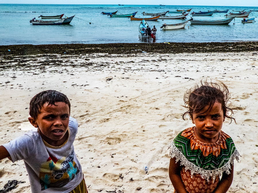Enfants devant une plage de Socotra