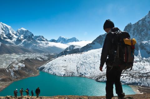 Le lac Gokyo et vue sur le Cholatse dans la région du Kumbhu au Népal