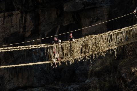 Fabrication du dernier pont Inca Queswachaca dans la région de Cusco au Pérou
