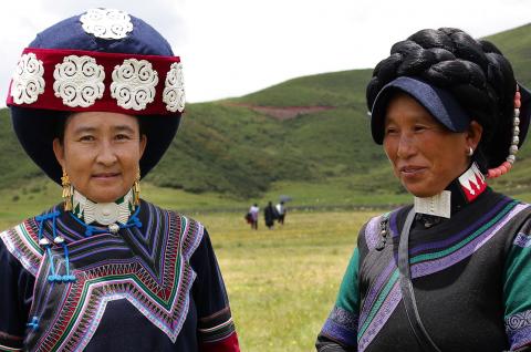 Trekking avec des femmes yi sur les plateaux des Da Liangshan au sud du Sichuan