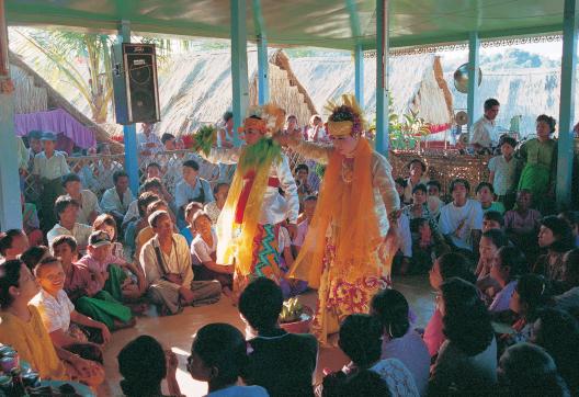 Immersion dans la fête des esprits à Amarapura dans la région de Mandalay