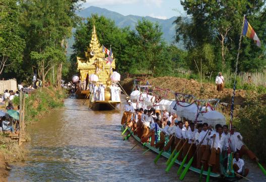 Navigation vers une procession festive sur le  lac Inlé dans l'État Shan