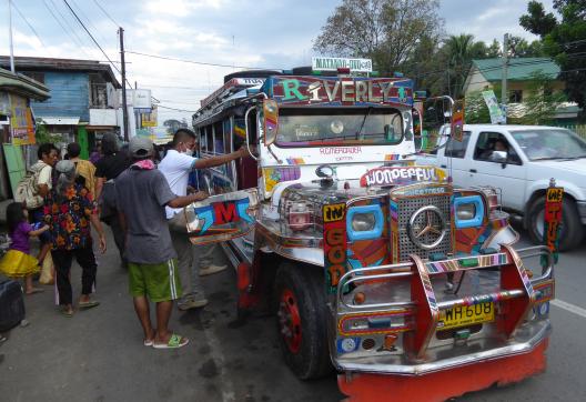 Voyage vers des passagers montant dans un jeepney au sud de l'île de Luzon