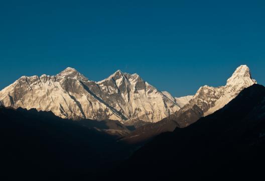 Vue sur l’Everest, le Nuptse, le Lhotse et l’Ammadablam près de Namche Bazaar au Népal