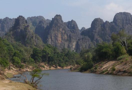 Trek à travers les reliefs karstiques de la région de Khammouane près du Vietnam