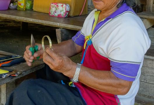 Trek vers un artisan karen dans le village de Huay Pu Keng