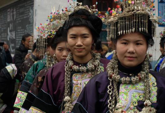 Rencontre de femmes miao participant à une fête au Guizhou