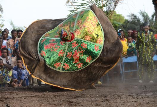 Tourisme pour assister à la danse de l'Egun-gun au Festival Vodou du Bénin