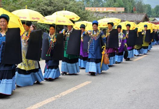 Voyage vers une procession de femmes au festival des torches dans les Da Liangshan