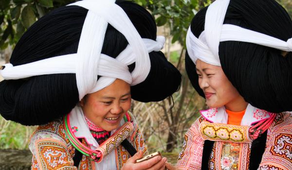 Femmes miao à longues cornes en Chine du sud