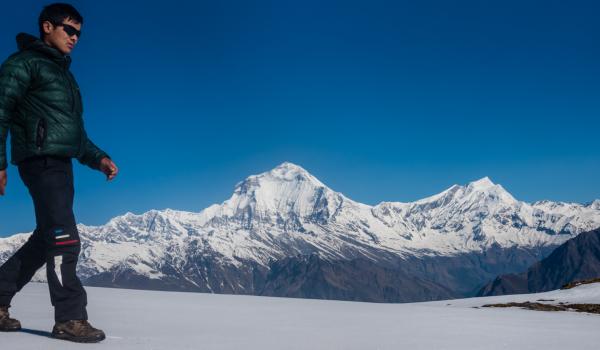 Le Dhaulagiri à 8160 m et le Tukuche peak depuis Kopra ridge au Népal