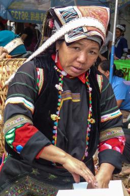 Rencontre d'une femme yi au marché de Laojizhai au sud du Yunnan