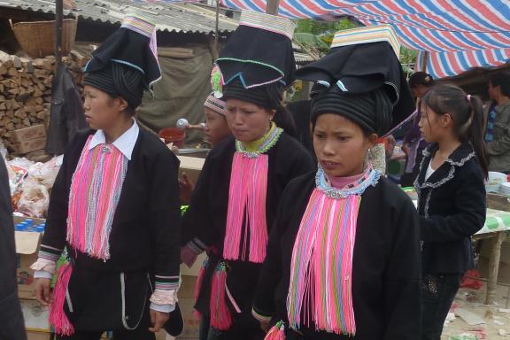 Trek avec des femmes du peuple yao vesr le marché de Mengla