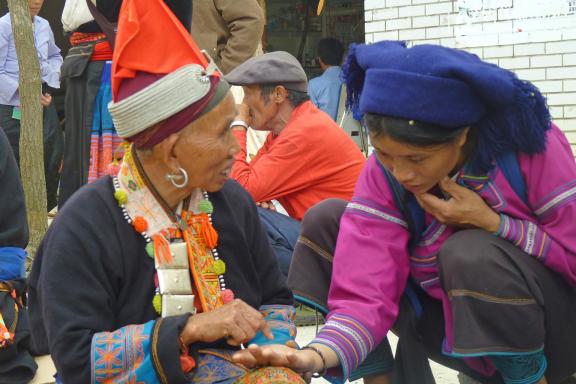 Rencontre de femmes yao et hani au marché de Nafa