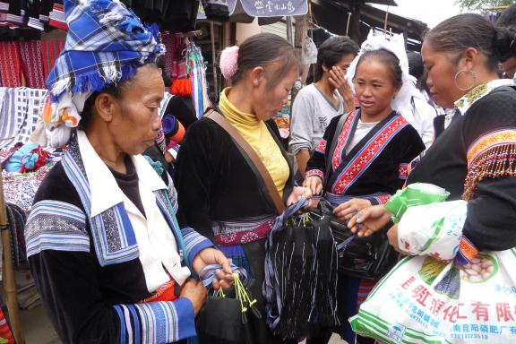 Randonnée vers des femmes miao du Yunnan au marché de Mengla