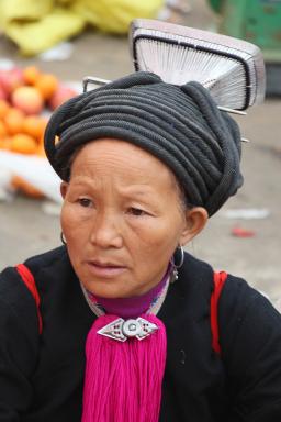 Rencontre d'une femme du peuple dao dans les montagnes du nord Vietnam