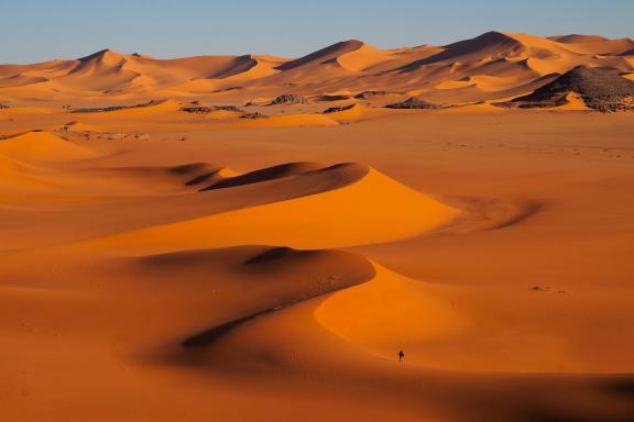 Randonnée dans des cordons de dunes du désert de la Tadrart en Algérie
