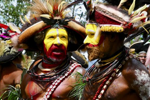 Trekking vers des danseurs papous huli au festival de Hagen