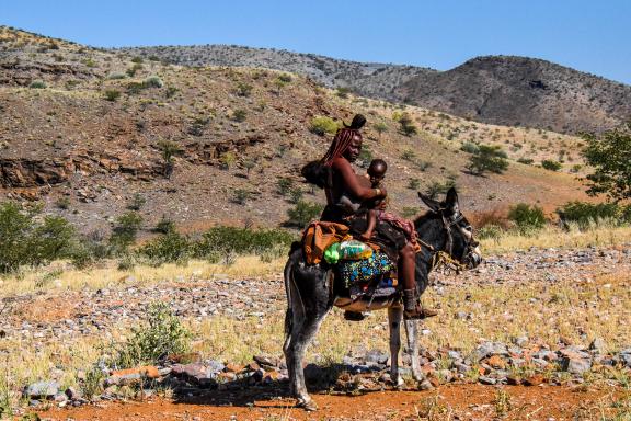 Rencontre avec une jeune femme Himba et son enfans dans le désert de Namibie