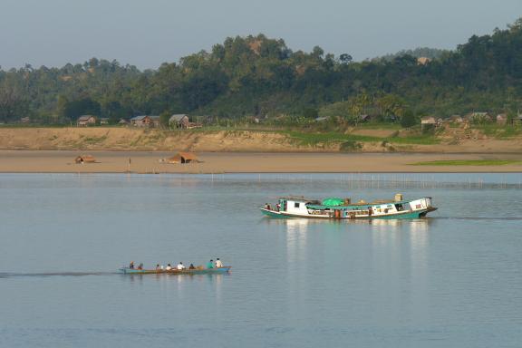 Immersion dans la navigation fluviale sur l'Irrawaddy en Birmanie Centrale