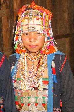 Trek avec une jeune femme akha o'pa dans les Monts Phu Sang