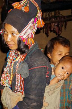 Rencontre avec une femme o'pa portant son bébé dans le dos dans les Monts Phu Sang