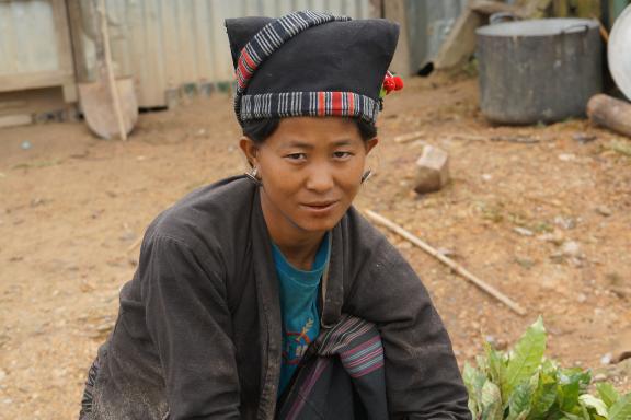 Trek vers une femme du peuple khamu dans un village près de la rivière Nam Ou