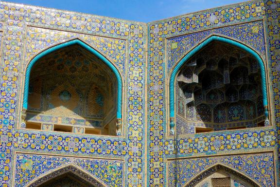 Observation du détail de la façade de la Mosquée du Cheikh Lotfallah à Ispahan