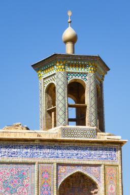 Observation du minaret de la Mosquée rose de Shiraz