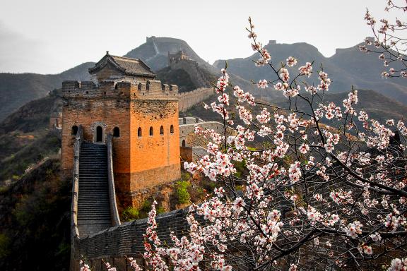 Trek vers la tour de guet sur la Grande Muraille à Jinshanling