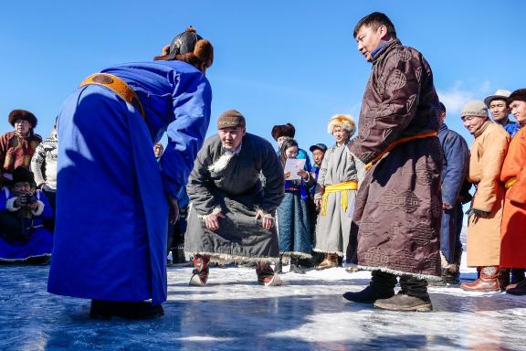 Voyage et lutte lors du festival des glaces sur le lac Khövsgöl