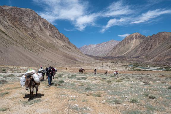 Voyage d'aventure avec l'équipe locale à Batchor au Tadjikistan
