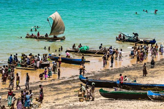 Découverte du retour des pêcheurs Vezos le jour du grand marché aux poissons sur les rives sud-ouest de Madagascar