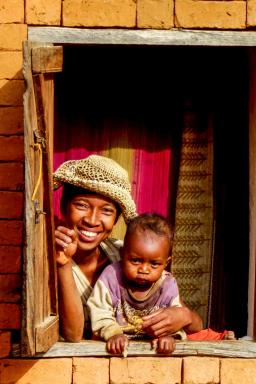 Rencontre avec une jeune femme et son enfant sur les plateaux malgaches