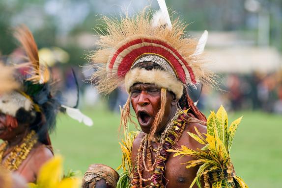 Randonnée vers un homme-plume au Goroka Show dans les Highlands