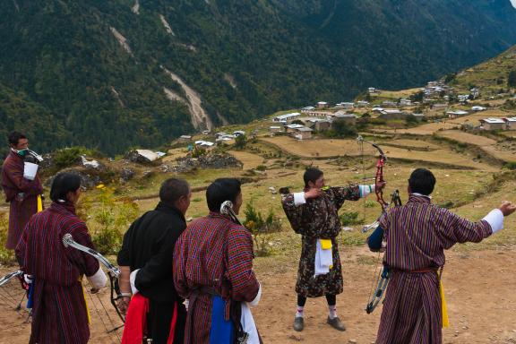Tir a l'arc au village de Laya à 3800 m pendant le Snowman trek au Bhoutan