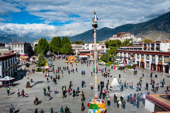 Le Barkhor devant le temple du Jokhang à Lhassa au Tibet en Chine