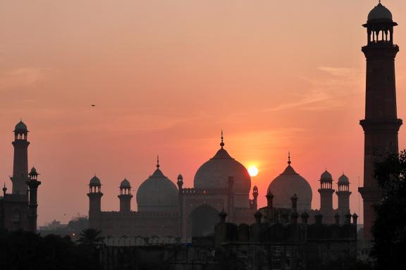 Voyage d'aventure, coucher de soleil et coupoles à Lahore au Pakistan