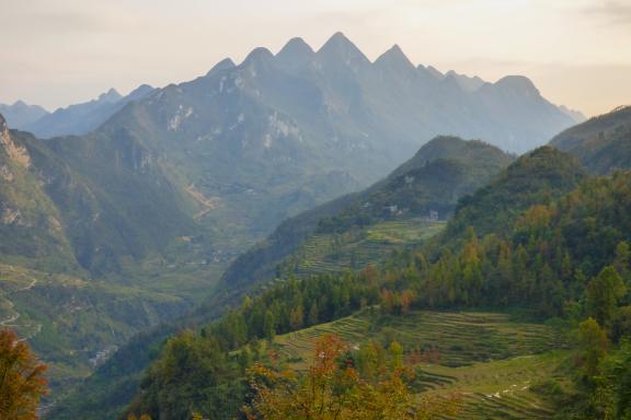 Trekking à travers les montagnes du Guizhou occidental dans la région de Pu'An