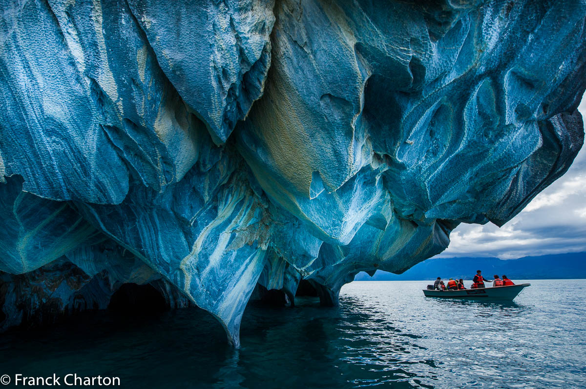 La Capilla de Marmol (« chapelle de marbre »), succession de cavités sous roche sur le lac General Carrera, se visite en barque, près de Puerto Tranquilo. 