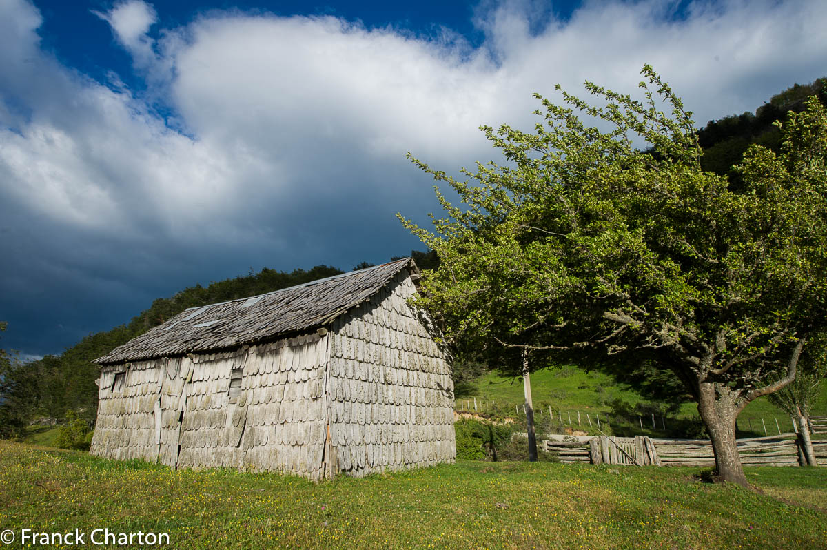 Cabane patagone typique de l’Aysen, en bardeaux et tavaillons. 