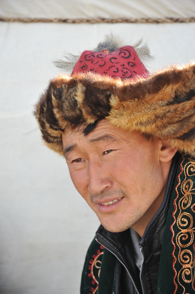 Nomade kazakh en costume traditionnel