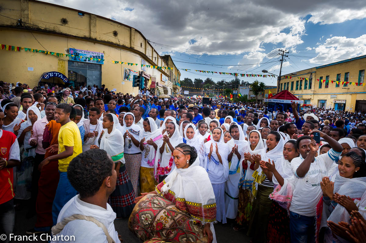 Début des processions festives, emmenées par des tambours géants