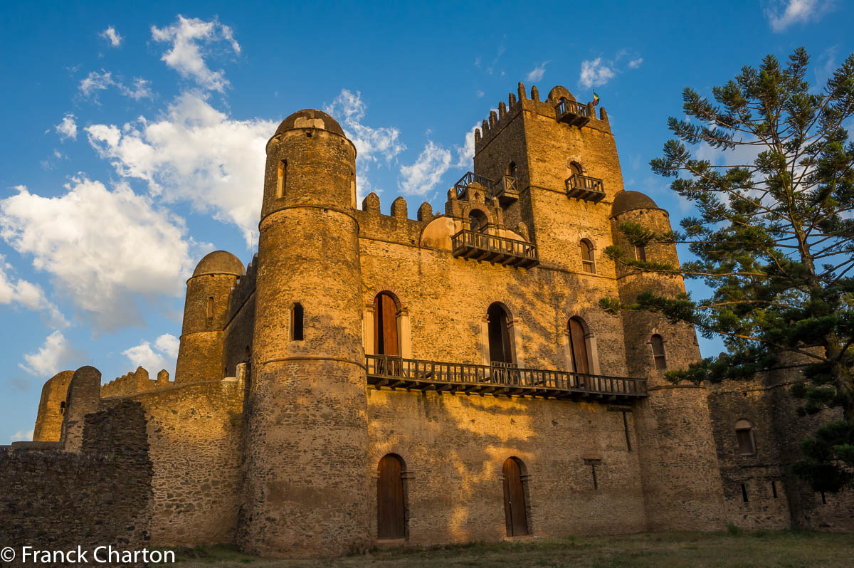 Gondar concentre une collection de châteaux unique en Afrique, au style gondarien mêlant influences portugaises, indiennes et axoumites. 