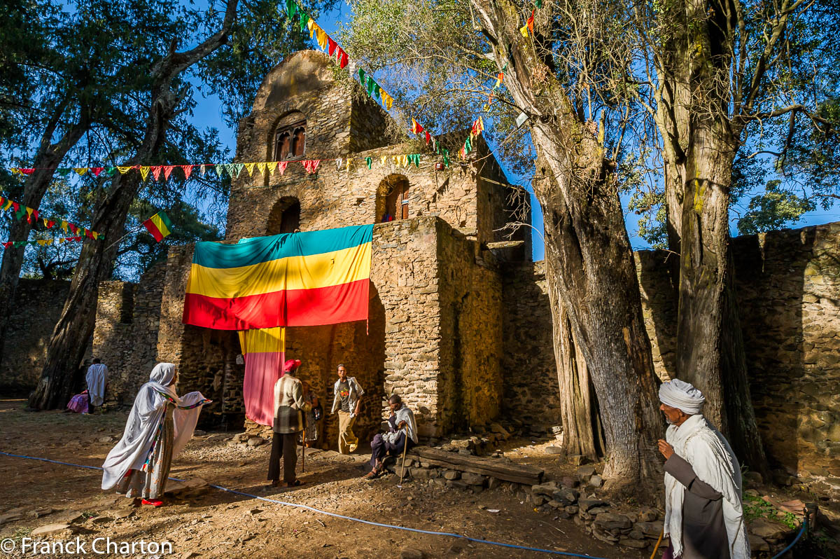 Les pèlerin convergent vers l’église Debre Berhan Selassié, l’une des plus révérée du pays. Consacrée en 1694, elle signifie « Mont de la lumière de la Trinité », en amharique